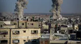 Foto ini menunjukkan asap mengepul setelah serangan Israel ke Jabalia, Jalur Gaza utara pada 13 Juli 2025. (Bashar TALEB/AFP)