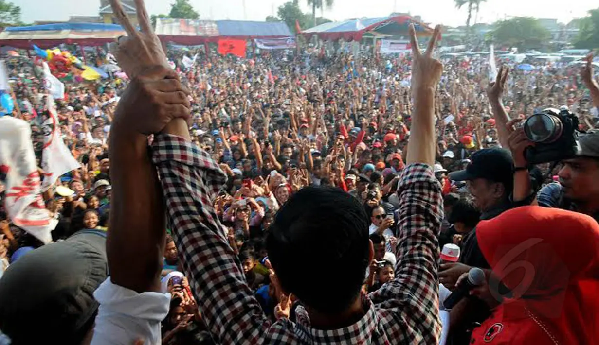 Massa pendukung Jokowi tampak antusias mengikuti kampanye Capres Nomor 2 (Liputan6.com/Herman Zakharia) 