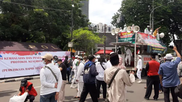 Massa Aksi 1812 Sudah Berkumpul Untuk Menyampaikan Aspirasi Membebaskan Pimpinan FPI Rizieq Shihab.
