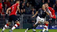 Aksi pemain Bayern Munich, Arjen Robben melewati hadangan para pemain PSV Eindhoven pada laga grup D Liga Champions di PSV Stadium, Eindhoven, (01/11/2016). (REUTERS/Michael Kooren)