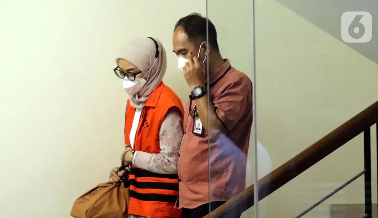 Pegawai Negeri Sipil (PNS) pada Kepaniteraan Mahkamah Agung (MA), Desy Yustria (kiri) usai menjalani pemeriksaan lanjutan di Gedung Merah Putih KPK, Jakarta, Kamis (6/10/2022). Desy Yustria diduga menjadi perantara suap untuk Hakim Agung Sudrajad Dimyati dan beberapa pihak lain yang berperkara di Mahkamah Agung. (Liputan6.com/Helmi Fithriansyah)