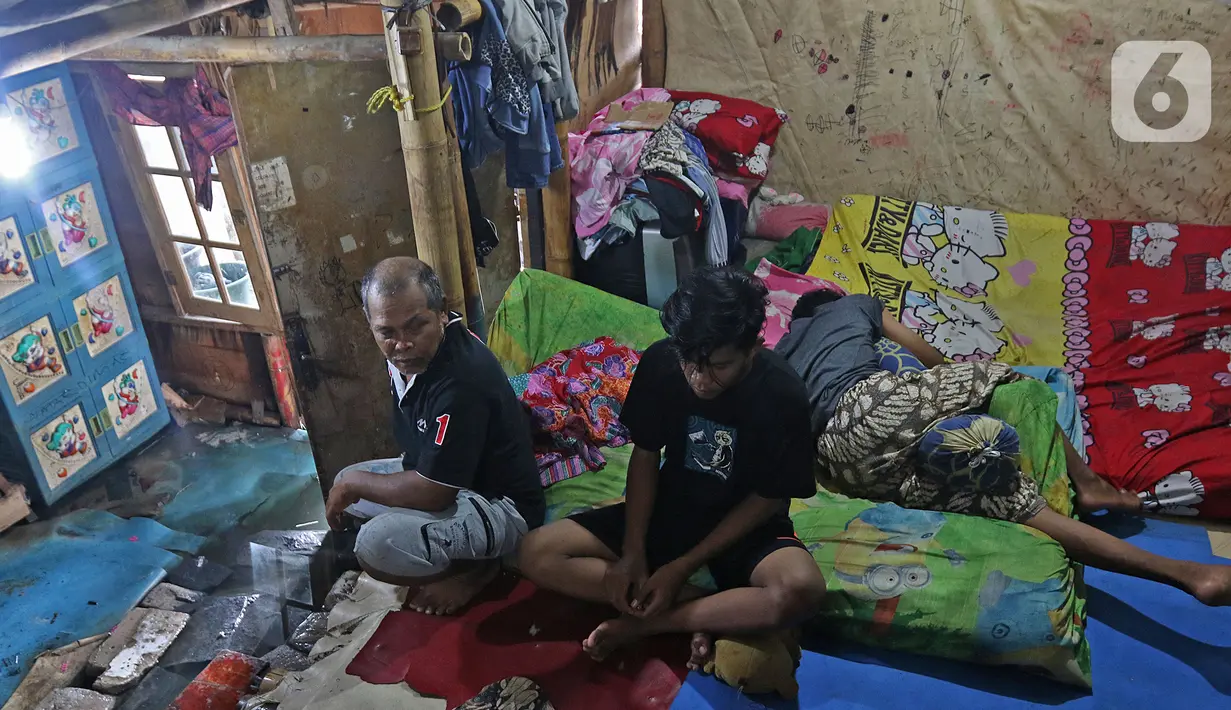 Aktivitas warga di permukiman padat kawasan Muara Angke, Jakarta, Rabu (5/2/2020). Bank Dunia mencatat selama 15 tahun terakhir, Indonesia telah membuat kemajuan luar biasa dalam mengurangi tingkat kemiskinan yang sekarang berada di bawah 10%. (Liputan6.com/Herman Zakharia)