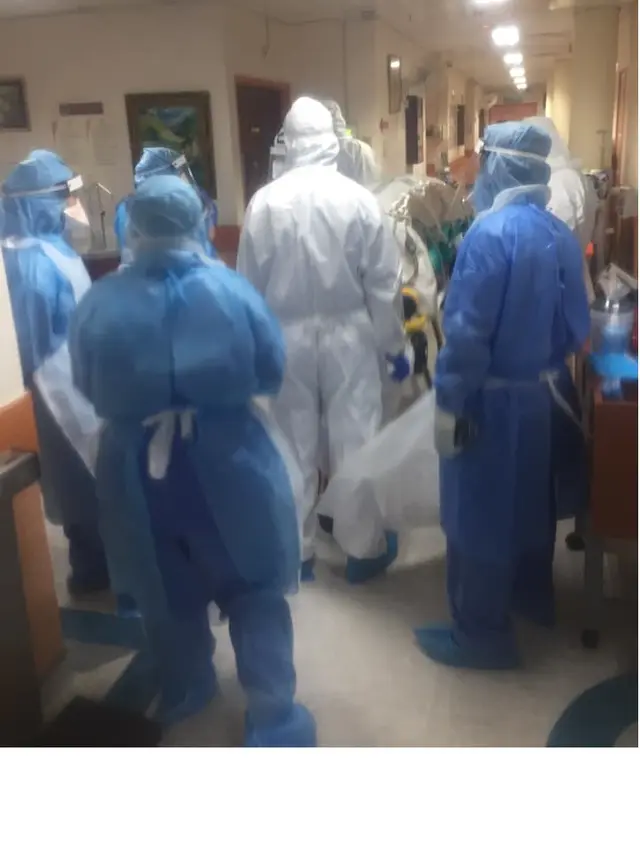 7 Potret Tenaga Medis Bekerja 48 Jam Non-Stop Tangani Virus Corona Ini Bikin Salut