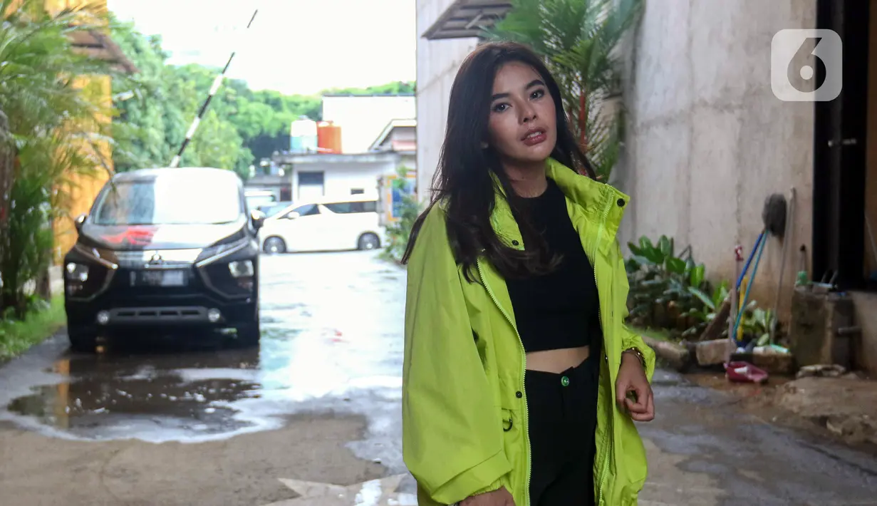 Mantan kekasih Billy Syahputra, Elvia Cerolline saat ditemui di kawasan Mampang, Jakarta, Kamis (4/8/2022). Elvia Cerolline mengaku menolak ajakan Billy Syahputra untuk balikan tapi ingin langsung dinikahi. (Liputan6.com/Herman Zakharia)