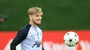 Gelandang Liverpool Harvey Elliott mengambil bagian dalam sesi latihan menjelang laga Liga Champions melawan Ajax Amsterdam, di AXA Training Center, utara Liverpool pada 12 September 2022. Diketahui pelaksanaan Liga Champions 2022/2023 akan tetap digelar, meski seluruh klub dari Liga Inggris tengah berkabung atas wafatnya Ratu Elizabeth II. (Lindsey Parnaby / AFP)