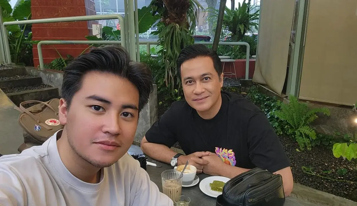 Anak kedua Annisa itu kerap jadi sorotan karena parasnya yang tampan. Terbukti, banyak kaum hawa yang menunjukkan kekagumannya di kolom postingan di instagramnya. [Instagram/adjiepangestu]