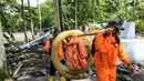 Langkah ini dilakukan untuk mempercepat proses penanganan, pendataan dampak, serta evakuasi korban di wilayah terdampak. Tampak dalam foto, personel Badan Nasional Pencarian dan Pertolongan (Basarnas) Manado membawa sejumlah alat yang diperlukan guna membantu operasi pencarian dan pertolongan korban bencana banjir bandang di Kabupaten Kepulauan Siau Tagulandang Biaro, Provinsi Sulawesi Utara, Selasa 6 Januari 2026. (Foto: Basarnas)