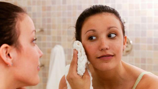 Kebiasaan Buruk Penyebab Jerawat Makin Banyak
