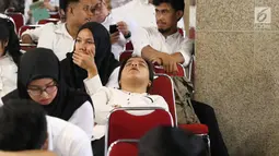 Peserta menunggu tes Seleksi Kompetensi Dasar (SKD) calon pegawai negeri sipil (CPNS) di Gedung Wali Kota Jakarta Selatan, Jumat (26/10). Molornya tes SKD CPNS akibat jaringan internet di lokasi pelaksanaan bermasalah. (Liputan6.com/Immanuel Antonius)