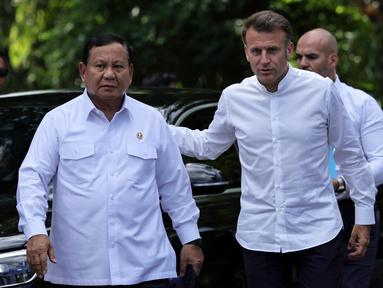 Presiden Republik Indonesia Prabowo Subianto (kiri) bersama Presiden Prancis Emmanuel Macron ketika mengunjungi Candi Borobudur di Magelang pada Kamis 29 Mei 2025. (YASUYOSHI CHIBA/POOL/AFP)