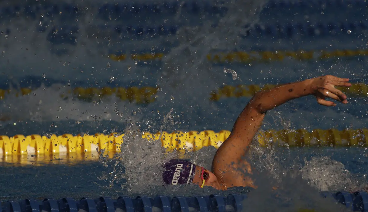 Siluet para perenang saat mengikuti Jakarta Open 2019 di Stadion Aquatic, Jakarta, Jumat (27/9). Turnamen ini merupakan Kualifikasi PON XX Papua dan seleksi akhir Tim Renang SEA Games 2019. (Bola.com/Vitalis Yogi Trisna)