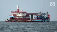 Kapal mengisi bahan bakar di Stasiun Pengisian Bahan Bakar Umum (SPBU) Terapung Pertamina di tengah perairan pesisir Muara Angke, Jakarta Utara, Kamis (14/12/2023). (merdeka.com/Imam Buhori)