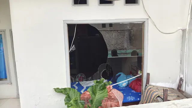 Kaca rumah tersangka pecah akibat kemarahan massa yang bersembunyi di rumahnya di kawasan Kampung Bulak Barat, Cipayung, Kota Depok