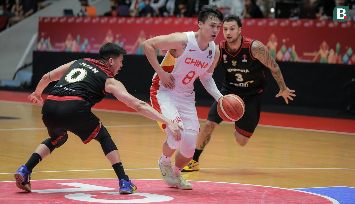 Pemain Timnas Basket China, Zhao Rui berusaha melewati pemain Timnas Basket Indonesia saat laga playoff perempat final FIBA Asia Cup 2022 antara Timnas Basket China melawan Timnas Basket Indonesia di Istora Senayan, Jakarta, Senin (18/07/2022). (Bola.com/Bagaskara Lazuardi)