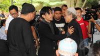 Terlihat Epy Kusnandar saat berkunjung ke rumah duka almarhum Didi Petet di Ciputat, Tangsel, Jumat (15/5/2015). Sejumlah artis mendatangi rumah Didi Petet setelah mendengar meninggalnya aktor senior tersebut. (Liputan6.com/Helmi Afandi)