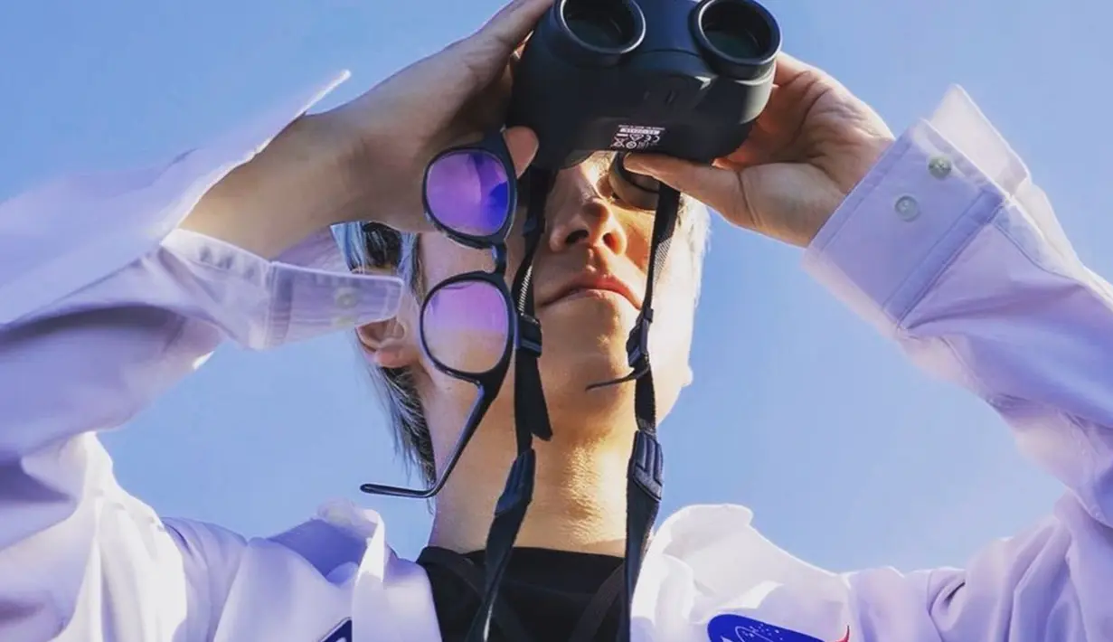 TOP Big Bang juga sempat mengunggah sebuah video klip teaser berjudul Humanity sebelum terbang ke bulan. Dirinya memperlihatkan keantusiasannya bisa tergabung dalam proyek DearMoon. (Liputan6.com/IG/@choi_seung_hyun_tttop)