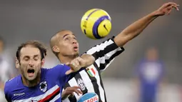 Pada musim 2001/02, Trezeguet finis sebagai pencetak gol terbanyak dan dinobatkan sebagai Pemain Asing Terbaik serta Pemain Terbaik Serie A. Saat itu, Trezeguet berhasil mencetak 24 gol untuk Juventus. (AFP/Paco Serinelli)