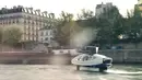 Kendaraan Sea Bubble alias "taksi terbang" berlayar di sungai Seine selama percobaan di Paris, Senin (16/9/2019). Kapal ini menggunakan delapan baterai dengan total daya 2.685 kWh dan dapat menempuh jarak hingga 80 km. (Photo by Martin BUREAU / AFP)