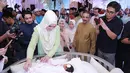 Penyanyi Siti Nurhaliza bersama anak pertamanya Siti Aafiyah saat acara akikah. Selain akikah, Siti Nurhaliza dan suami juga mengumumkan nama asli anak perempuan pertamanya tersebut. (instagram.com/ctdk)