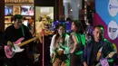 Penyanyi Marion Jola menghibur para fans yang menghadiri acara Vidio Premier League Festival di Cilandak Town Square, Jakarta, Sabtu (5/8/2023). (Bola.com/Ikhwan Yanuar)