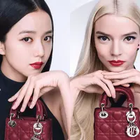 Jisoo BLACKPINK dan Anya Taylor Joy tampil kompak dengan gaya misterius saat kenakan lipstik merah [Dior]