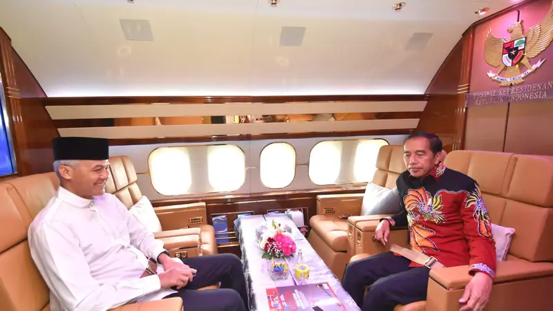 Presiden Joko Widodo atau Jokowi bersama Calon Presiden PDIP Ganjar Pranowo dalam perjalanan Jakarta ke Solo, usai deklarasi capres PDIP yang digelar di Istana Batu Tulis, Bogor.