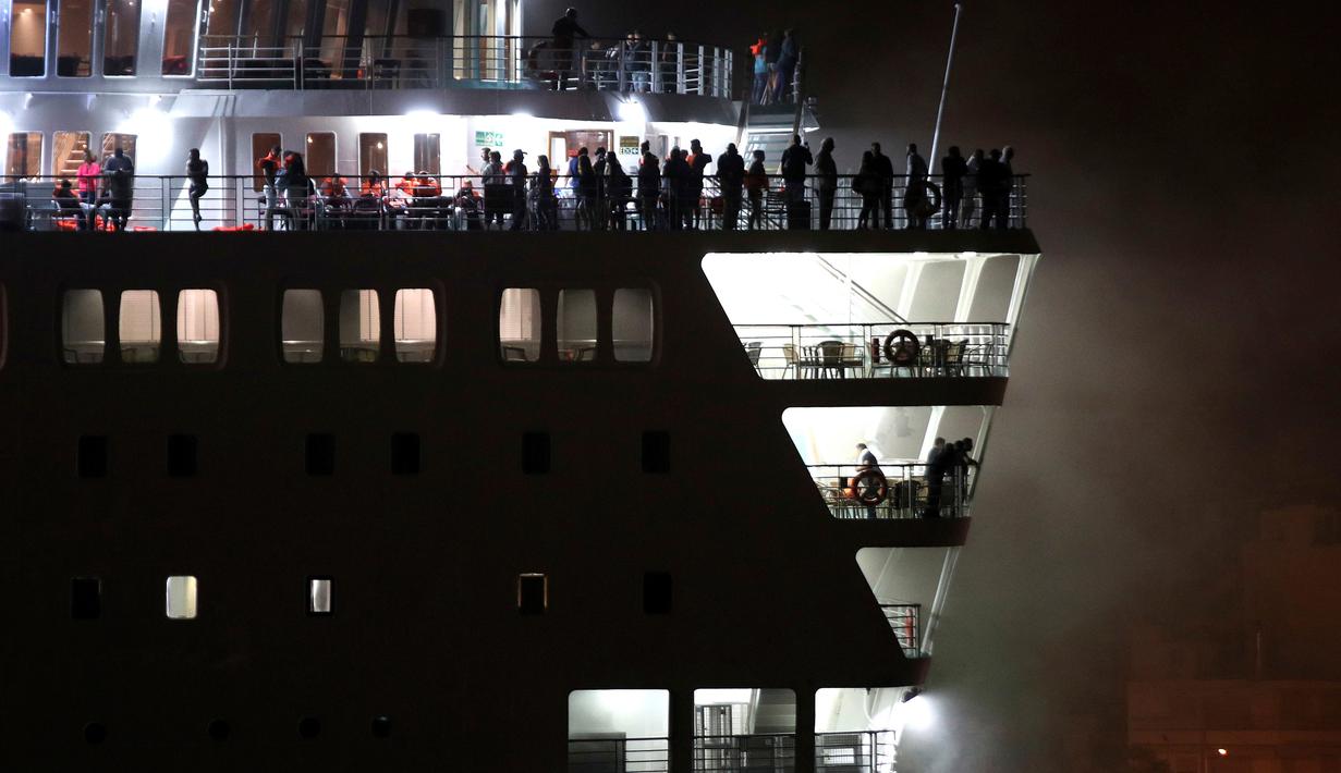 Sejumlah penumpang berada di kapal feri Eleftherios Venizelos saat kapal terbakar di pelabuhan Piraeus, dekat Athena, (29/8). Kapal feri tersebut tengah melakukan perjalanan ke pulau Kreta. (AP Photo/Petros Giannakouris)