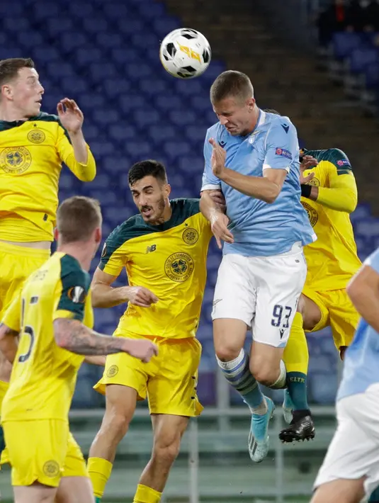 Bek Lazio, Denis Vavro berebut bola dengan para pemain Celtic pada matchday keempat Grup E Liga Europa 2019 di Stadion Olympico, Kamis (7/11/2019). Celtic mengalahkan Lazio 2-1 untuk kemudian melaju ke babak 32 besar. (AP/Gregorio Borgia)