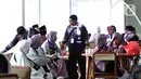 Di sana mereka didata dan penyelesaian administrasi lain termasuk pemeriksaan paspor, visa, kontrol kesehatan. (merdeka.com/Imam Buhori)