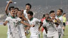 Para pemain Timnas Indonesia merayakan gol yang dicetak Stefano Lilipaly ke gawang Vietnam pada laga Piala AFF 2016 di Stadion My Dinh, Hanoi, Kamis (7/12/2016). Indonesia menang agregat 4-3 atas Vietnam. (Bola.com/Peksi Cahyo)
