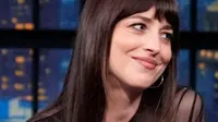 Gaya Dakota Johnson Pakai Gaun Balas Dendam ala Putri Diana di Tengah Isu Putus dari Chris Martin