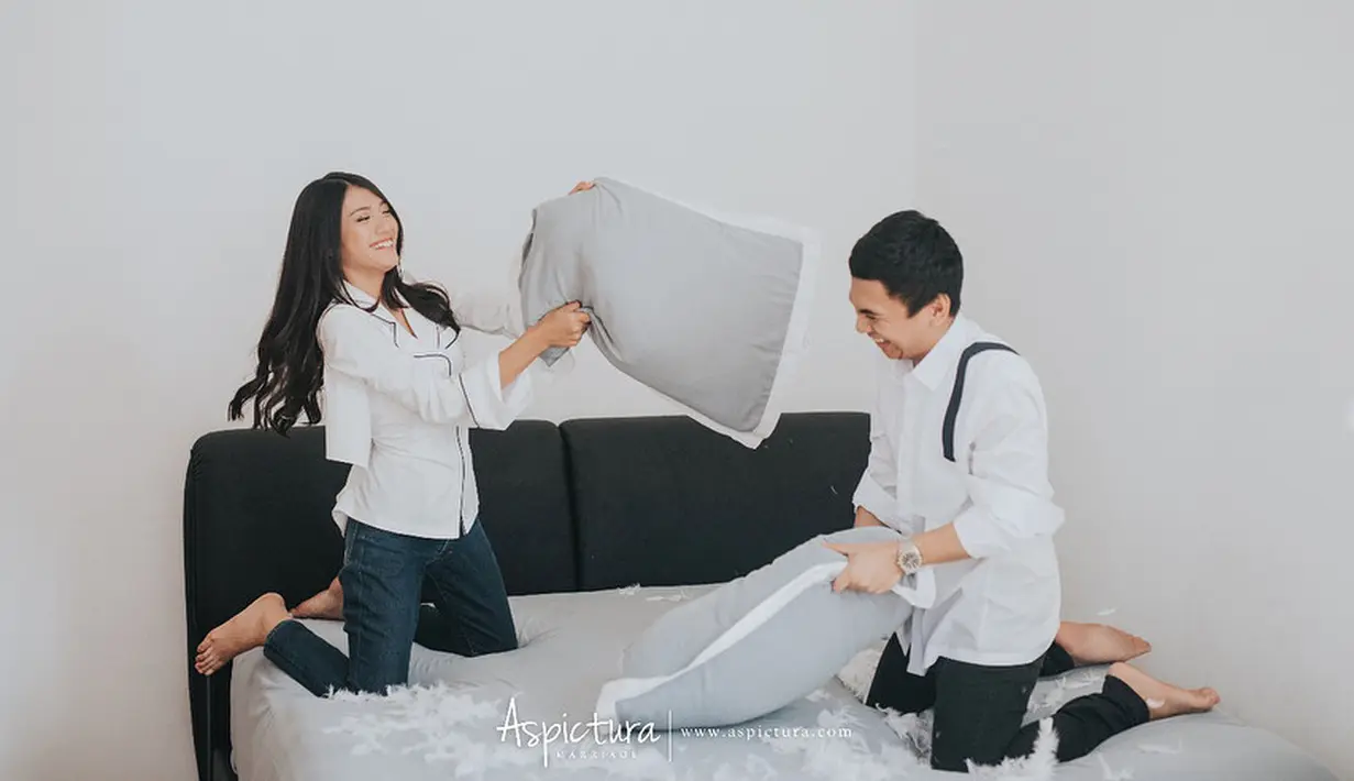 Salah satu yang mulai dilakukan oleh Raditya dan calon istri adalah belajar tarian tortor. Demi lancarnya acara, Radit dan Anissa mulai belajar tarian khas Batak tersebut. (Instagram/aldosinarta)