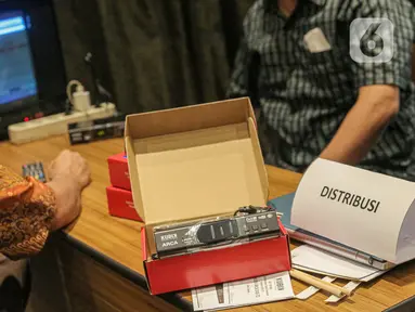 Petugas Kementerian Kominfo (Komunikasi dan Informatika) memberikan penjelasan penggunaan alat STB atau Set Top Box yang dibagikan secara gratis kepada warga di Posko Respon Cepat Penanganan Bantuan STB di Hotel Akmani, Jakarta, Kamis (3/11/2022). Pemerintah memulai migrasi siaran TV analog ke TV digital atau Analog Swicth Off (ASO) pada 2 November 2022 pukul 24.00 WIB yang dilakukan secara bertahap. (Liputan6.com/Faizal Fanani)