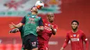 Pemain Aston Villa, Trezeguet (kiri) berebut bola dengan gelandang Liverpool, Fabinho (tengah) dalam lanjutan Premier League 2019-2020, Minggu (5/7/2020). Liverpool berhasil meraih kemenangan atas Aston Villa dengan skor 2-0. (Paul ELLIS / POOL / AFP)