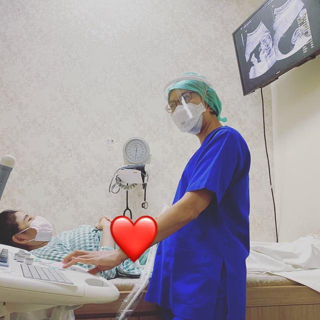 Tunjukan Hasil USG, Ini 6 Potret Uut Permatasari saat Periksa Kandungan