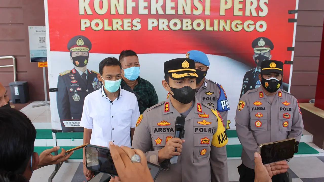 Kapolres Probolinggo mengklarifikasi video viral Pilkades Curahsawo ricuh. (Dok. Polda Jatim/Liputan6.com)