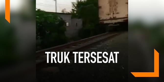 VIDEO: Tersesat, Truk Melaju di Rel Kereta Api