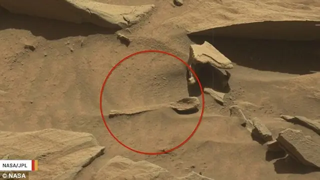 Penampakan benda mirip sendok di Planet Mars. (NASA)