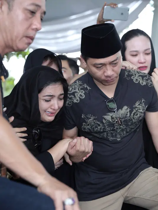 Rombongan pengantar jenazah, Ratu Farida Hanoum tiba. Susasana duka nampak jelas terlihat dari para pelayat yang mengantarkan ibunda Ashanty ke peristirahatan terakhirnya. (Galih W. Satria/Bintang.com)
