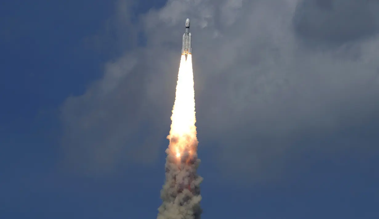 <p>Selain Amerika Serikat dan China, ada Jepang dan Rusia yang memiliki misi penempatan robot di Bulan pada tahun ini. (AP Photo/Aijaz Rahi)</p>