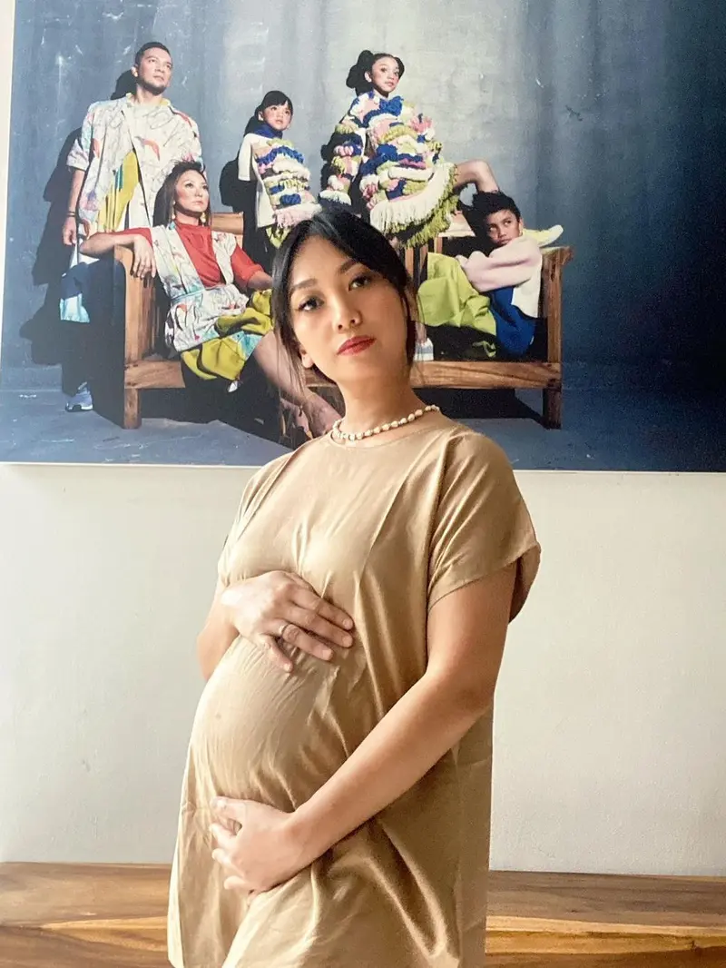 Potret Nola B3 Pamer Baby Bump, Hamil Anak Keempat. (Sumber: Instagram/riafinola)