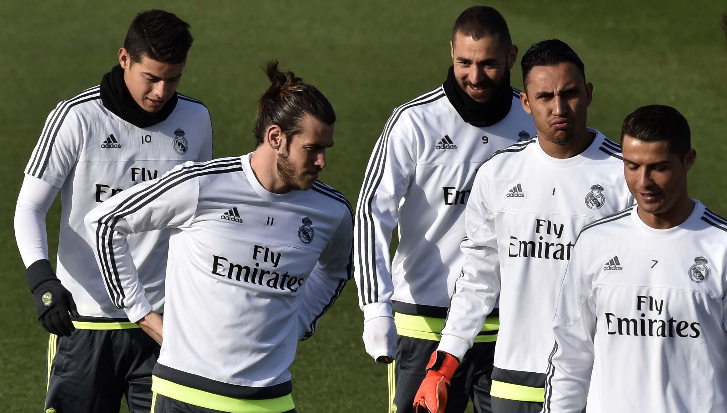 (ki-ka) Pemain Real Madrid, Jese Rodriguez, Gareth Bale, Karim Benzema, Keylor Navas dan Cristiano Ronaldo ambil bagian pada sesi latihan di Valdebebas Training Ground, Madrid, Jumat (4/12/2015).  (AFP Photo/Gerard Julien)