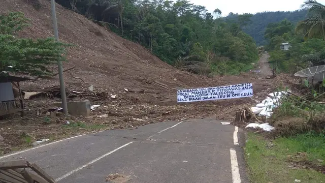 Longsoran terlihat menimbum badan jalan di daerah Kecamatan Talegong perbatasan Kabupaten Bandung-Kabupaten Garut, Jumat (15/1/2021). (Foto: Liputan6.com/Dikdik Ripaldi)