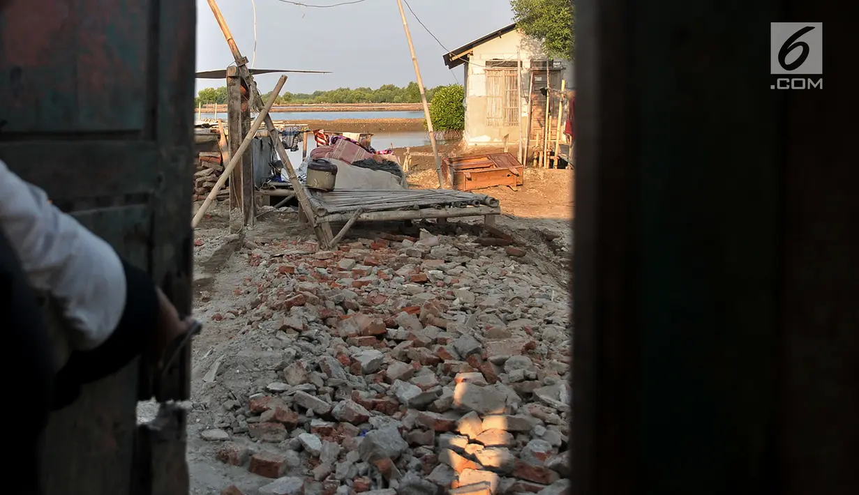 Kondisi salah satu rumah yang ditinggalkan penghuni di Kampung Beting, Desa Pantai Bahagia, Muara Gembong, Kabupaten Bekasi, Jawa Barat, pada 28 Juli 2019. (merdeka.com/Iqbal S Nugroho)