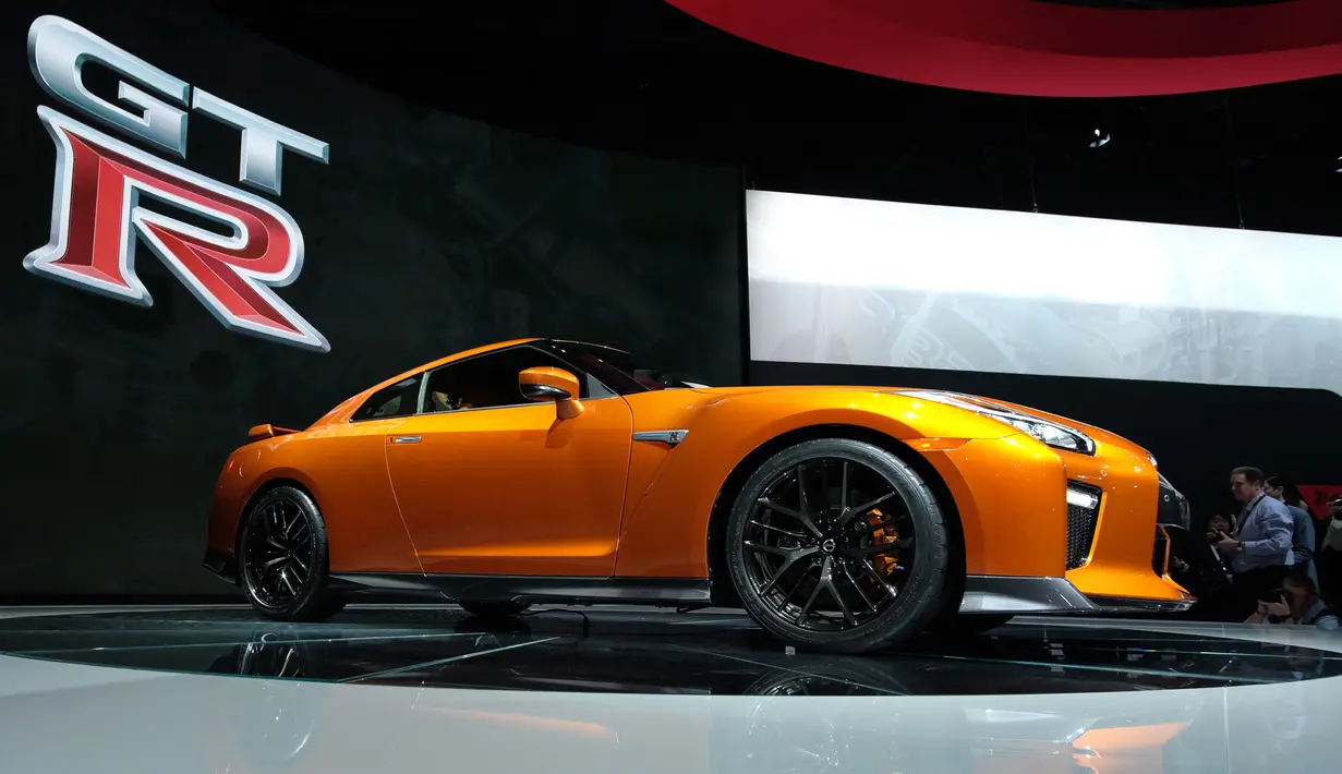 Nissan GT-R 2017  resmi diperkenalkan di New York International Auto Show 2016 di Manhattan, New York, Rabu (23/3). Nissan GT-R 2017 yang tampil dengan warna oranye ini juga disematkan exhaust system terbaru yang berbahan titanium. (Jewel SAMAD/AFP)