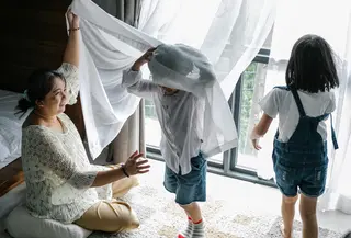 Menjadi pendukung utama, memberikan apresiasi pada setiap temuan baru mereka, merupakan salah satu tugas kita sebagai orangtua. [Dok/Pexels.com/Alex Green].