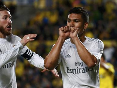 Gelandang Real Madrid, Casemiro, merayakan gol yang dicetaknya ke gawang Las Palmas pada laga La Liga Spanyol di Stadion Gran Canaria, Minggu (13/3/2016). Las Palmas takluk 1-2 dari Real Madrid. (Reuters/Juan Medina)