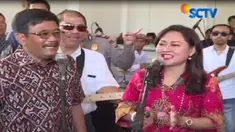 Suka cita mewarnai pelepasan Djarot dan ibu Happy Farida di Balai Kota Minggu pagi. Selain bernyanyi sesi foto tak ketinggalan dilakukan.