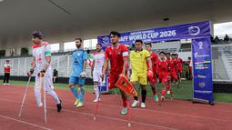 Pemain Timnas Amputasi Indonesia dipimpin oleh ⁠Aditya memasuki lapangan pertandingan dalam laga Grup A Kualifikasi Piala Dunia Amputasi 2026 melawan Iran di Stadion Madya, Senayan, Jakarta, Kamis (13/11/2025). (Bola.com/Bagaskara Lazuardi)