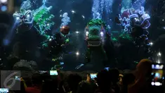 Pengunjung Wahana Seaworld Ancol melihat pertunjukan kesenian Barongsai di air saat perayaan imlek 2567, Jakarta, Senin (8/2). Atraksi barongsai ini merupakan rangkaian "Chinese Fantasy Parade" di Taman Impian Jaya Ancol. (Liputan6.com/JohanTallo)
